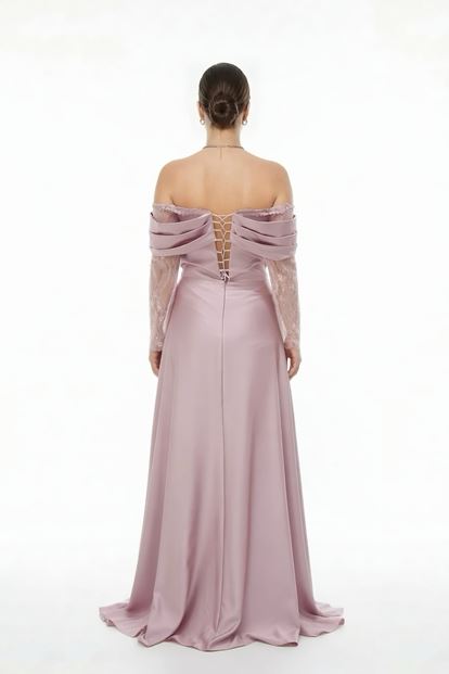 فستان سهرة بمقاسات كبيرة من الساتان الوردي الفاتح بتصميم الكورسيه